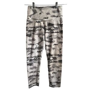 Balance M capri leggings python black white yoga pilates gym athletic